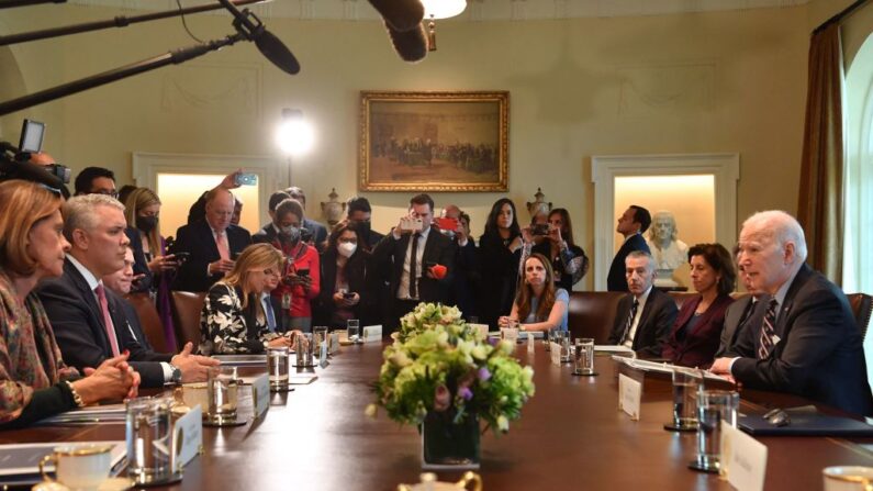 El presidente colombiano Iván Duque (2º izq.) se reúne con el presidente estadounidense Joe Biden (dcha.) el 10 de marzo de 2022, en la Sala del Gabinete de la Casa Blanca en Washington, DC. (NICHOLAS KAMM/AFP vía Getty Images)