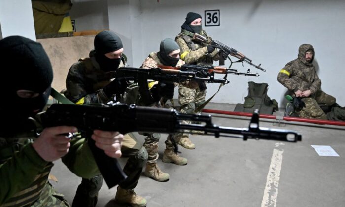 Soldados de las Fuerzas de Defensa Territorial de Ucrania, la reserva militar de las Fuerzas Armadas de Ucrania, participan en un entrenamiento militar en un garaje subterráneo que se ha convertido en una base logística y de entrenamiento en Kiev, Ucrania, el 11 de marzo de 2022. (Sergei Supinsky/AFP vía Getty Images)
