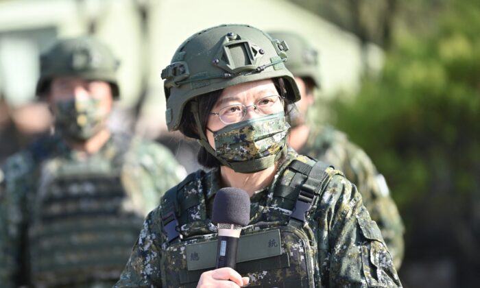 La presidenta de Taiwán, Tsai Ing-wen, habla mientras inspecciona el entrenamiento de los reservistas en una base militar en Taoyuan, el 12 de marzo de 2022. (Sam Yeh/AFP vía Getty Images)