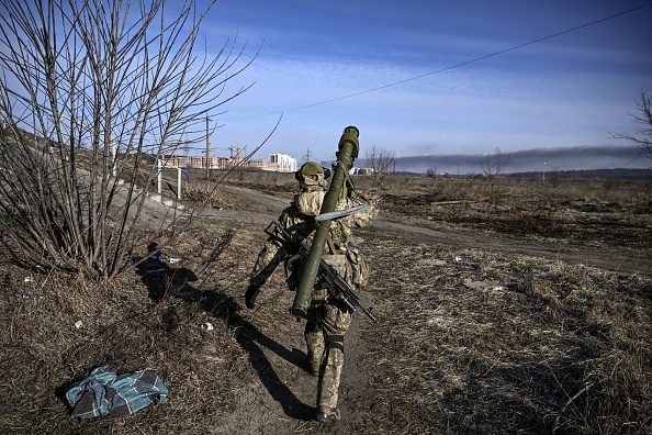  Un militar ucraniano camina hacia la línea del frente en la ciudad de Irpin, en el norte de Ucrania, el 12 de marzo de 2022. (Foto de ARIS MESSINIS/AFP a través de Getty Images)