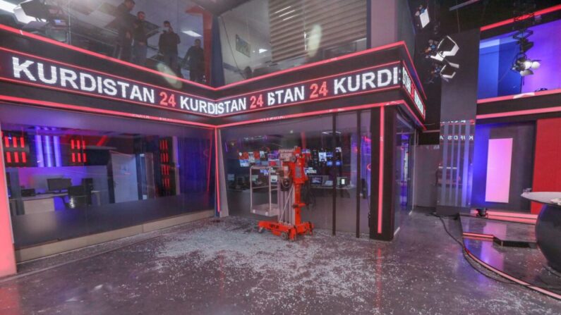 El estudio dañado en el edificio de Kurdistan 24 TV, tras un ataque nocturno en Arbil, la capital de la región autónoma kurda del norte de Irak, el 13 de marzo de 2022. (Safin Hamed/AFP vía Getty Images)