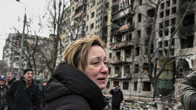 Una mujer reacciona ante los edificios de apartamentos destruidos tras un bombardeo en el distrito de Obolon, en el noroeste de Kiev, el 14 de marzo de 2022. (Aris Messinis / AFP vía Getty Images)
