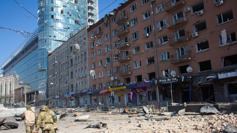 Militares ucranianos observan el edificio que fue bombardeado cerca de la estación de metro Lukyanivska el 15 de marzo de 2022 en Kyiv, Ucrania. (Anastasia Vlasova/Getty Images)