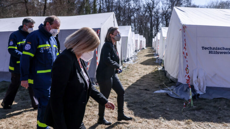 La ministra del Interior alemana, Nancy Faeser, pasa por delante de las tiendas de campaña mientras visita un refugio para refugiados ucranianos el 18 de marzo de 2022 en Berlín, Alemania. (Filip Singer-Pool/Getty Images)
