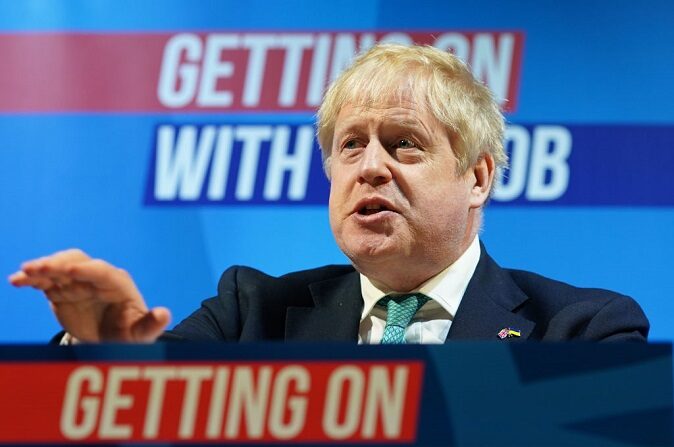 El primer ministro británico Boris Johnson se dirige a los delegados durante la Conferencia de Primavera del Partido Conservador en Blackpool Winter Gardens el 19 de marzo de 2022 en Blackpool, Inglaterra. (Ian Forsyth/Getty Images)