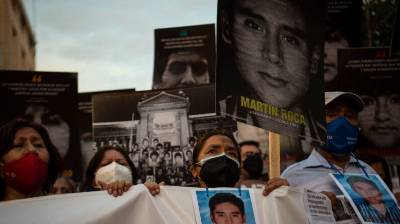Personas se manifiestan contra la liberación del expresidente peruano Alberto Fujimori (1991-2000) de la prisión, en Lima el 19 de marzo de 2022. (ERNESTO BENAVIDES/AFP vía Getty Images)
