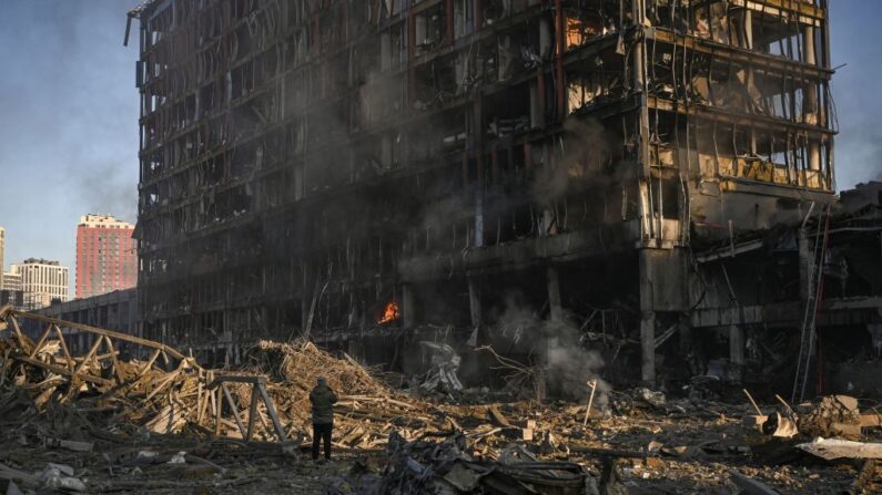 Un hombre mira el centro comercial Retroville en llamas y destruido después de un ataque ruso en el noroeste de la capital, Kiev, el 21 de marzo de 2022. (Aris Messinis/AFP a través de Getty Images)