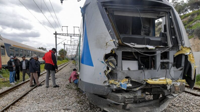 Esta foto tomada el 21 de marzo de 2022 muestra una vista del lugar de la colisión de un tren en la zona de Jbel Jelloud, en el sur de la capital de Túnez. (Fethi Belaid/AFP vía Getty Images)