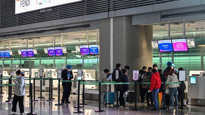 Un grupo de personas en los mostradores de facturación de China Eastern Airlines, en el aeropuerto internacional de Hongqiao, en Shanghai (China), el 21 de marzo de 2022. (Hector Retamal/AFP vía Getty Images)