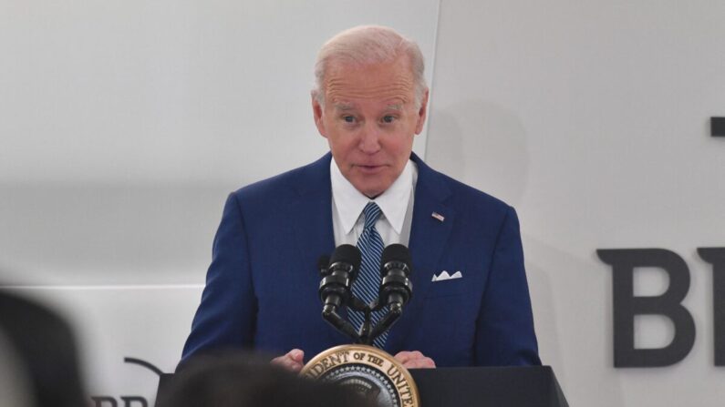 El presidente de Estados Unidos, Joe Biden, pronuncia un discurso en la reunión trimestral de directores ejecutivos de Business Roundtables en Washington el 21 de marzo de 2022. (Nicholas Kamm/AFP vía Getty Images)
