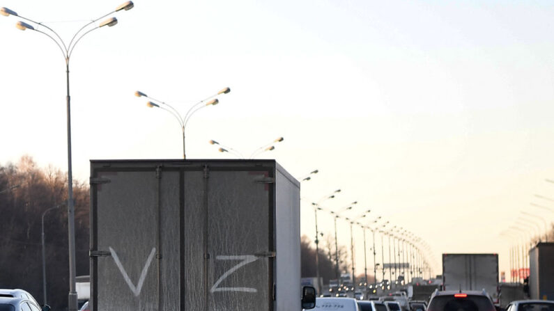 Un camión con la letra "Z", que se ha convertido en un símbolo de apoyo a la acción militar rusa en Ucrania, circula por la carretera de circunvalación de Moscú -conocida por sus siglas MKAD en ruso- en Moscú el 22 de marzo de 2022. (AFP vía Getty Images)