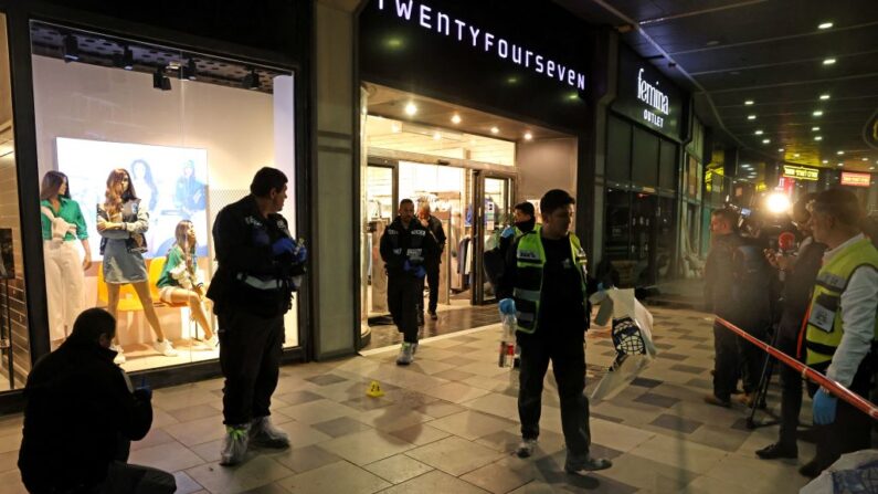 La policía israelí inspecciona la escena de un ataque en un centro comercial en la ciudad sureña de Beersheva, el 22 de marzo de 2022. (Ahmad Gharabli/AFP vía Getty Images)