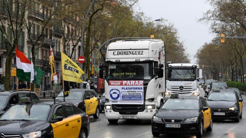 Los taxistas participan en una manifestación para protestar por el coste del combustible, en Barcelona (España), el 23 de marzo de 2022. (Josep Lago/AFP vía Getty Images)