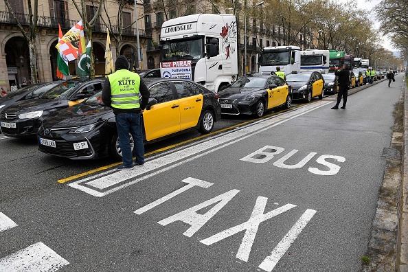 Los taxistas estacionan sus automóviles en una calle frente al Parlamento mientras participan en una manifestación para protestar por el coste del combustible, en Barcelona, el 23 de marzo de 2022. (JOSEP LAGO/AFP vía Getty Images)