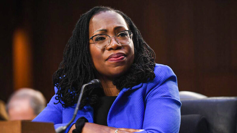 La jueza Ketanji Brown Jackson testifica durante su audiencia de confirmación para convertirse en jueza asociada de la Corte Suprema de Estados Unidos, en Washington, el 23 de marzo de 2022. (Saul Loeb/AFP a Getty Images)
