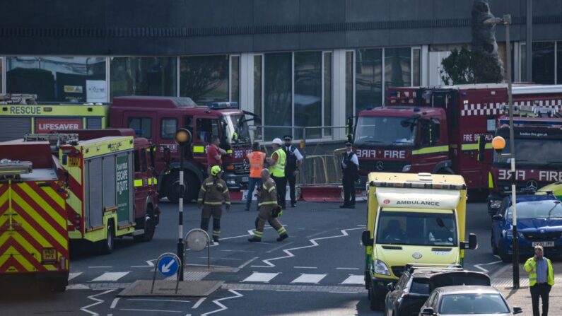 Agentes de policía, bomberos y paramédicos son fotografiados en el Centro Acuático del Parque Olímpico Reina Isabel en Stratford, al este de Londres, tras un incidente relacionado con "un escape de gas", el 23 de marzo de 2022. (Daniel Leal/AFP vía Getty Images)