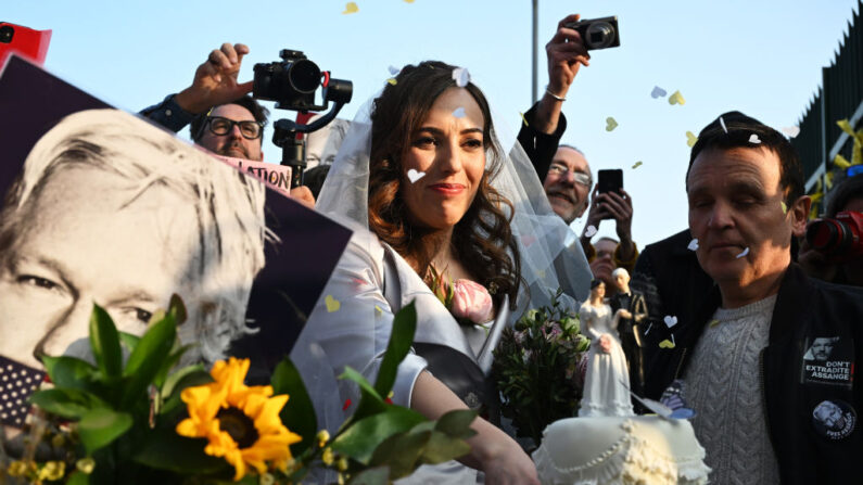 Stella Moris corta una tarta de boda ofrecida por sus partidarios fuera de la prisión de Belmarsh tras casarse con el fundador de WikiLeaks, Julian Assange, el 23 de marzo de 2022 en Londres, Inglaterra. (Leon Neal/Getty Images)