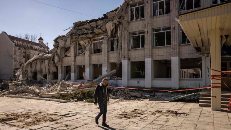 Un hombre camina frente a una escuela dañada en la ciudad de Zhytomyr, en el norte de Ucrania, el 23 de marzo de 2022. (Fadel Senna /AFP vía Getty Images)
