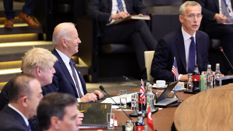 El presidente de Estados Unidos, Joe Biden (izq.), sonríe mientras asiste a una reunión del Consejo del Atlántico Norte durante una cumbre de la OTAN en la sede de la OTAN en Bruselas el 24 de marzo de 2022. (Thomas Coex / AFP vía Getty Images)