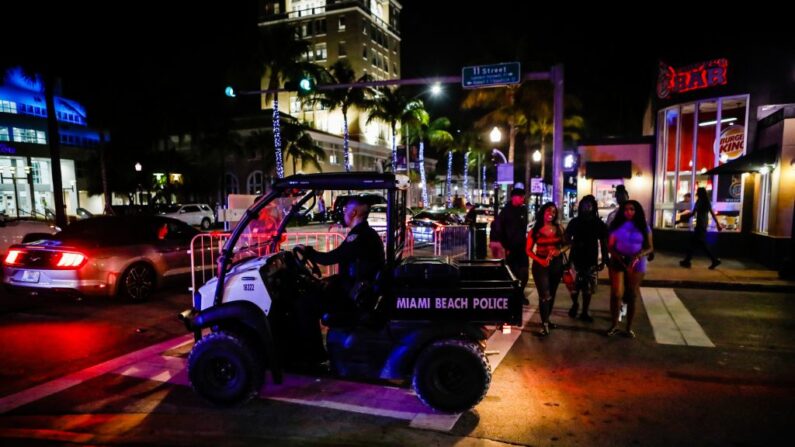 Un agente de policía de Miami Beach sale de una carretera cerrada durante las vacaciones de primavera en Miami Beach, Florida, el 24 de marzo de 2022. (Eva Marie Uzcategui/AFP vía Getty Images)
