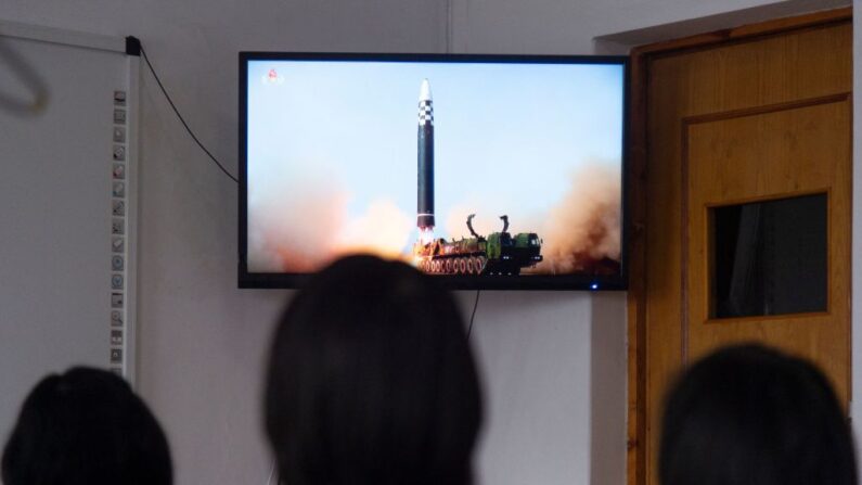 En esta foto tomada en Pyongyang el 25 de marzo de 2022, los estudiantes de la Universidad de Comercio Jang Chol Gu de Pyongyang ven imágenes del lanzamiento del misil Hwasong-17 el día anterior, la primera prueba de misiles balísticos intercontinentales de Pyongyang desde 2017. (KIM Won Jin/AFP vía Getty Images)