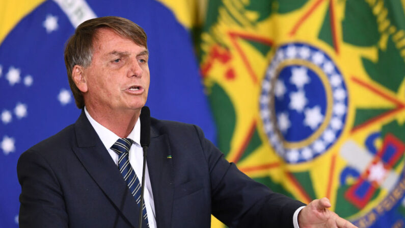 El presidente brasileño, Jair Bolsonaro, habla durante la ceremonia de lanzamiento de nuevas entregas del 'Programa Renta y Oportunidad' en el Palácio do Planalto, en Brasilia, el 25 de marzo de 2022. (Evaristo SaAFP vía Getty Images)