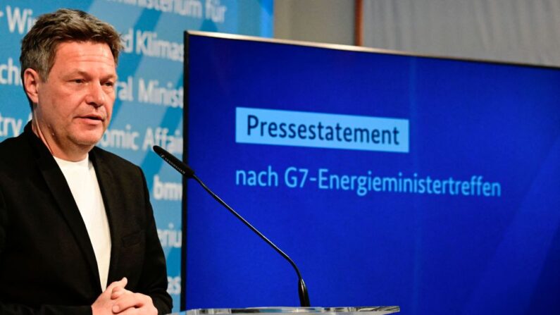 El ministro de Economía alemán, Robert Habeck, da una declaración después de una reunión virtual de ministros de energía del G7 en el Ministerio de Asuntos Económicos y Acción Climática en Berlín, el 28 de marzo de 2022. (Tobias Schwarz / AFP a través de Getty Images)