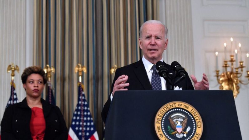 El presidente de Estados Unidos, Joe Biden, anuncia su presupuesto para el año fiscal 2023 mientras la directora en funciones de la Oficina de Gestión y Presupuesto, Shalanda Young, escucha en el Comedor de Estado de la Casa Blanca en Washington, D.C., el 28 de marzo de 2022. (Nicholas Kamm/AFP vía Getty Images)