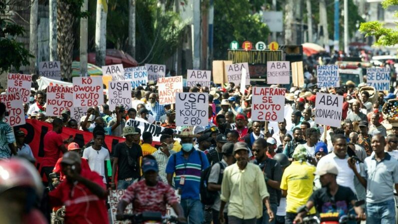 Los haitianos salen a la calle para protestar por la creciente inseguridad en la capital haitiana, Puerto Príncipe, el 29 de marzo de 2022. (Valerie Baeriswyl/AFP vía Getty Images)