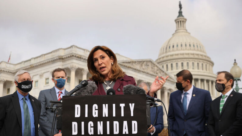 La representante María Elvira Salazar (R-FL) durante una conferencia de prensa sobre la inmigración fuera del Capitolio de Estados Unidos el 17 de marzo de 2021 en Washington, DC. (Chip Somodevilla/Getty Images)