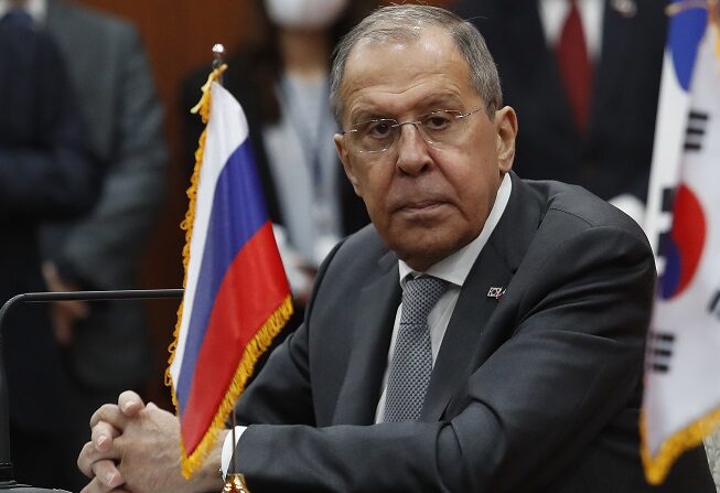 El ministro ruso de Asuntos Exteriores, Serguéi Lavrov, escucha el anuncio del ministro surcoreano de Asuntos Exteriores, Chung Eui-yong (no en la foto), durante un anuncio conjunto en el Ministerio de Asuntos Exteriores el 25 de marzo de 2021 en Seúl, Corea del Sur. (Ahn Young-Joon - Pool/Getty Images)