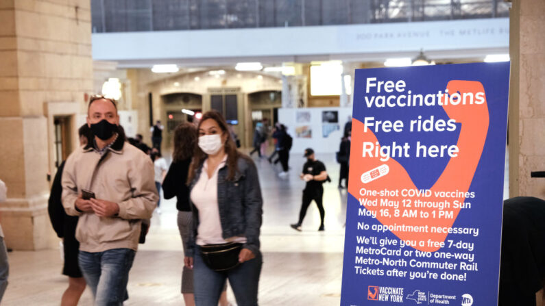 Un grupo de personas camina por la Grand Central Terminal, donde se inauguró un centro de vacunación COVID-19 el 12 de mayo de 2021 en la ciudad de Nueva York.  (Photo by Spencer Platt/Getty Images)