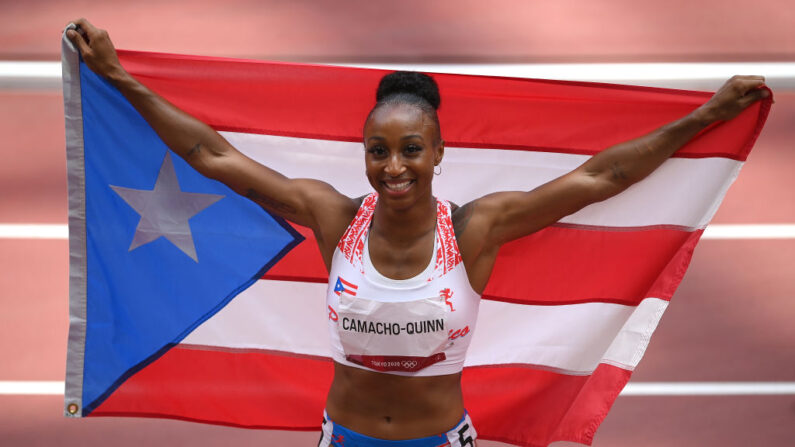Jasmine Camacho-Quinn del Equipo de Puerto Rico reacciona después de ganar la medalla de oro en la final de los 100 metros vallas femeninos en el décimo día de los Juegos Olímpicos de Tokio 2020 en el Estadio Olímpico el 02 de agosto de 2021 en Tokio, Japón. (Matthias Hangst/Getty Images)