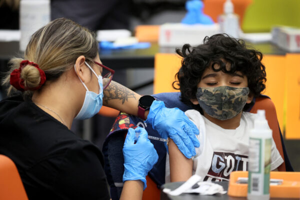 Un niño de 7 años recibe una vacuna contra el COVID-19, en Chicago, Illinois, el 12 de noviembre de 2021. (Scott Olson/Getty Images)
