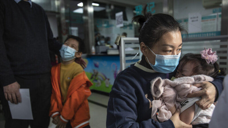 Los niños se preparan para recibir una vacuna contra el COVID-19 en un centro de vacunación en Wuhan, China, el 18 de noviembre de 2021. (Getty Images)