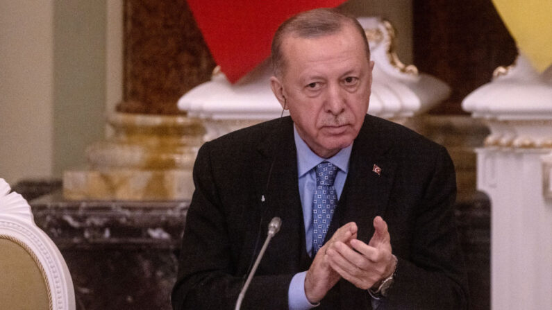 El presidente turco Recep Tayyip Erdogan aplaude durante una conferencia de prensa conjunta con el presidente ucraniano Volodymyr Zelensky después de su reunión el 03 de febrero de 2022 en Kyiv, Ucrania. (Chris McGrath/Getty Images)