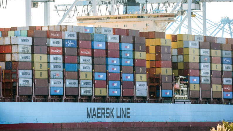 Contenedores de envío se sientan a bordo de un buque portacontenedores de Maersk en el Puerto de Los Ángeles el 9 de febrero de 2022 en San Pedro, California. (Mario Tama/Getty Images)