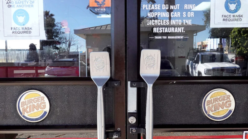 Espátulas sirven como picaportes en un restaurante de Burger King el 15 de febrero de 2022 en San Rafael, California. (Justin Sullivan/Getty Images)