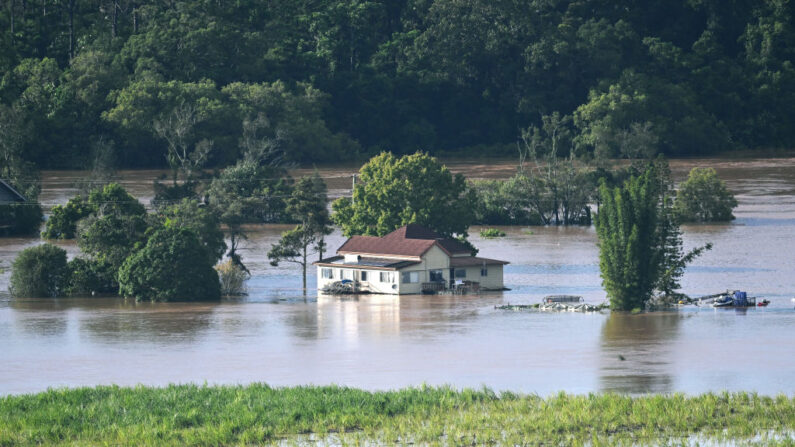 Una granja está rodeada por las aguas de la inundación el 01 de marzo de 2022 en Tumbulgum, en la costa norte de Nueva Gales del Sur, Australia. (Dan Peled/Getty Images)