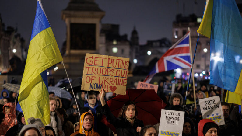 Ucranianos y otros manifestantes se reúnen en Trafalgar Square para una protesta en apoyo a Ucrania el 01 de marzo de 2022 en Londres, Inglaterra. (Rob Pinney/Getty Images)