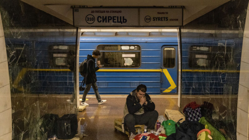 La gente se refugia en la estación de metro Dorohozhychi, convertida en un refugio antibombas el 02 de marzo de 2022 en Kiev, Ucrania. (Chris McGrath/Getty Images)