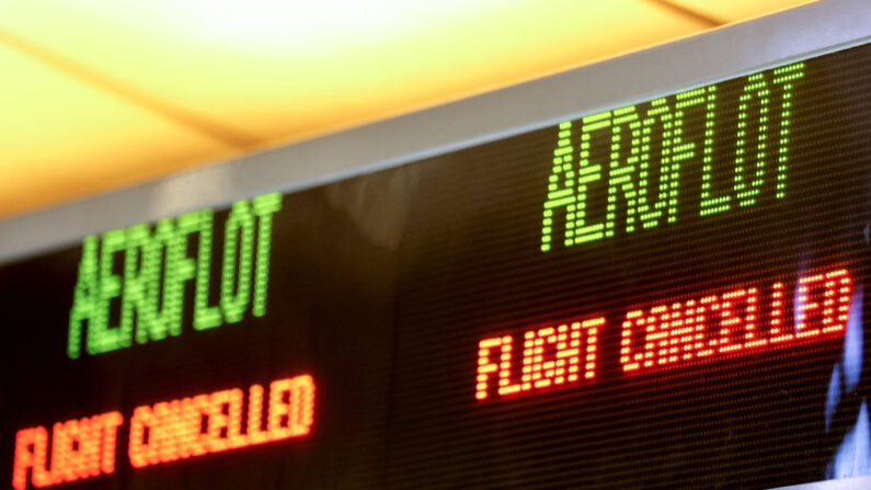 Un cartel dice "Vuelo cancelado" en el mostrador de facturación de Aeroflot en la Terminal Internacional Tom Bradley del Aeropuerto Internacional de Los Ángeles (LAX) el 2 de marzo de 2022 en Los Ángeles, California.  (Mario Tama/Getty Images)
