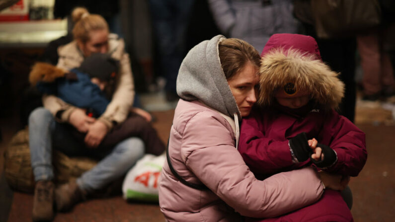 Familias esperan para subir a un tren hacia Polonia el 3 de marzo de 2022 en Lviv, Ucrania. (Dan Kitwood/Getty Images)