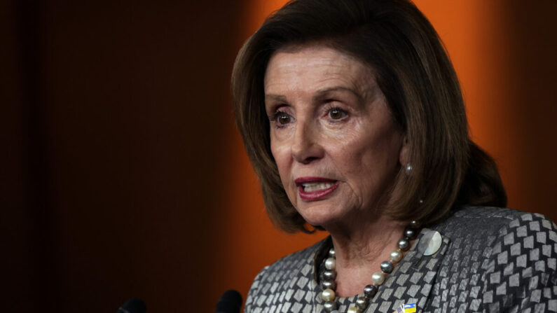 La presidenta de la Cámara de Representantes, la diputada Nancy Pelosi (D-Calif.), habla durante su conferencia de prensa semanal en el Capitolio de Estados Unidos en Washington, DC. El 3 de marzo de 2022. (Alex Wong/Getty Images)