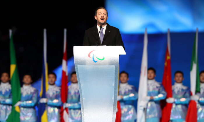 Andrew Parsons, Presidente del Comité Paraolímpico Internacional hace un discurso en China durante la Ceremonia de Apertura de los Juegos Paralímpicos de Invierno de Beijing 2022 en el Estadio Nacional de Beijing el 04 de marzo de 2022. (Foto de Ryan Pierse/Getty Images)