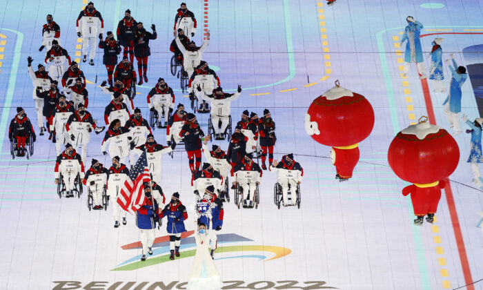 Miembros del Equipo de Estados Unidos son presentados durante la Ceremonia de Apertura de los Juegos Paralímpicos de Invierno de Beijing 2022 en el Estadio Nacional de Beijing, en Beijing, el 4 de marzo de 2022. (Steph Chambers/Getty Images)