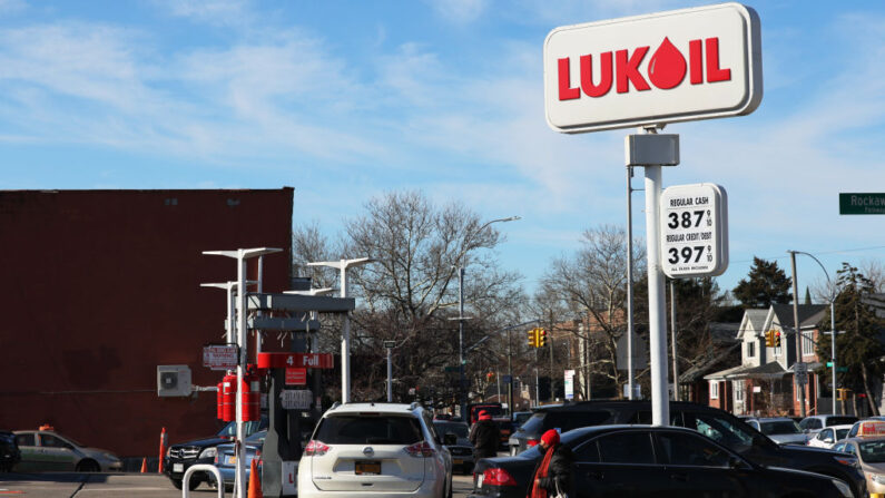 Algunas personas pasan frente a una gasolinera Lukoil el 4 de marzo de 2022 en el barrio Canarsie de Brooklyn en la ciudad de Nueva York. Lukoil es la segunda compañía petrolera más grande de Rusia (Michael M. Santiago/Getty Images)