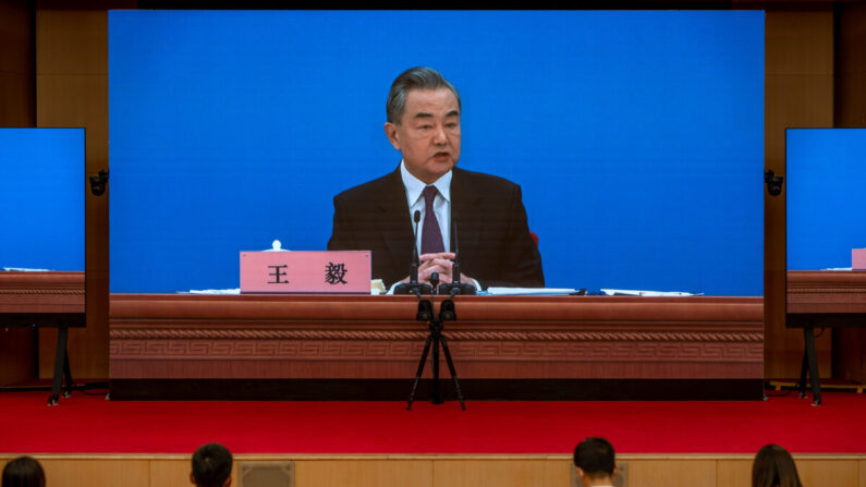 El ministro de Asuntos Exteriores chino, Wang Yi, aparece en las pantallas grandes mientras ofrece una rueda de prensa en el Centro de Medios de Comunicación de Beijing, el 7 de marzo de 2022. (Andrea Verdelli/Getty Images)