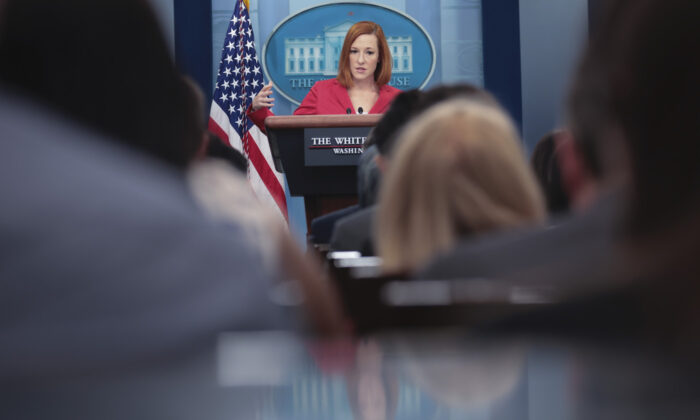 La secretaria de prensa de la Casa Blanca, Jen Psaki, responde preguntas durante una sesión informativa diaria en Washington, DC, el 7 de marzo de 2022. (Win McNamee/Getty Images)
