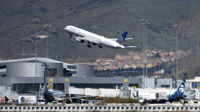 Un avión de United Airlines despega del Aeropuerto Internacional de San Francisco el 07 de marzo de 2022 en San Francisco, California. (Justin Sullivan/Getty Images)